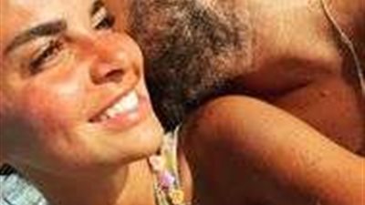 أنا لحبيبي.. كريم فهمي يثير الجدل بقبلة على رقبة حبيبته