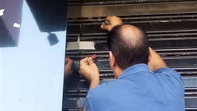 كارثة تضرب البرنس.. غلق مطعم كبدة شهير بإمبابة