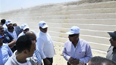 وزير النقل يتفقد مشروع الخط الأول للقطار الكهربائي السريع