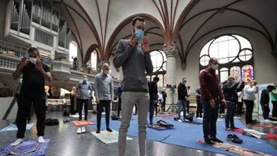 بسبب كورونا.. المسلمون يؤدون الصلاة داخل كنيسة بـ برلين