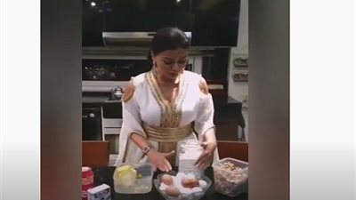 على طريقة رانيا يوسف.. طريقة عمل كعك العيد بسهولة  (فيديو)