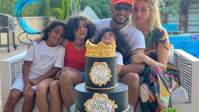محمد رمضان يحتفل بعيد ميلاده مع أولاده وزوجته بطريقة رومانسية