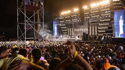 «طفلة صغيرة وخطوبة وتوبيخ».. كواليس مثيرة في حفل «حماقي» بالإسكندرية