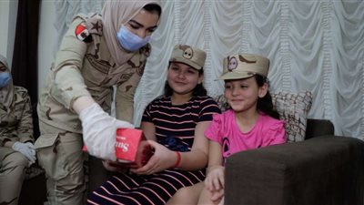 بالصور.. السيسي يقدم هدايا عينية ومادية لأبناء وأسر الشهداء والمصابين