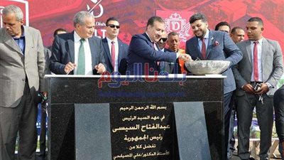 محافظ  المنوفية يقوم بجولة تفقدية بشبين الكوم ويوزع كحك العيد على أفراد الشرطة وعمال النظافة