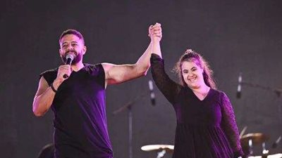 لفتة إنسانية.. حماقي يستكمل حفله برفقة فتاة من ذوي الهمم