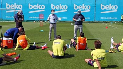 بارتوميو يحذو حذو بيريز ويطمئن على لاعبي برشلونة