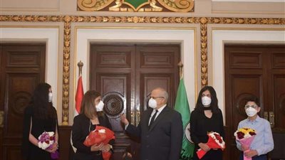 السيسي يكرم شهيد فيروس كورونا هشام الساكت وكيل طب قصر العيني