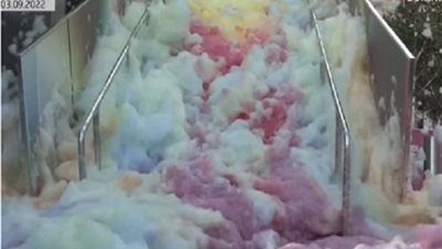 بحر من الرغوة المختلفة الألوان في مهرجان بالعاصمة البريطانية لندن