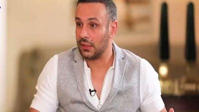 تعليق مثير من محمد عطية بشأن سؤال متابع حول تدين والدته