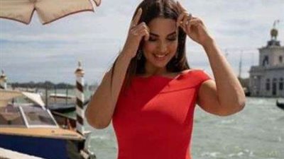 بالأحمر الناري.. سعر صادم لفستان درة بمهرجان فينيسيا