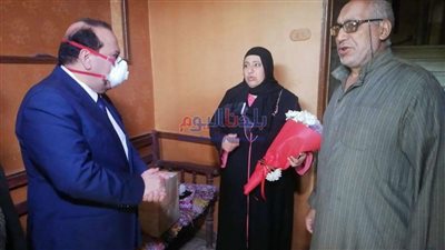 رئيس جامعة طنطا يسلم هدية السيسي لأسرة شهيدة الواجب من التمريض