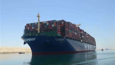 قناة السويس تشهد عبور 