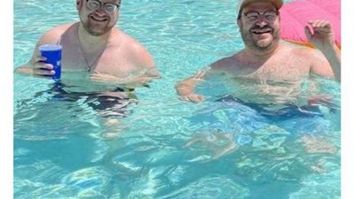 حمام سباحة يجمع أمريكي بـ شبيهه خلال العطلة الصيفية