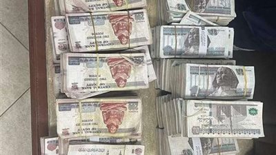 مسعف وسائق يسلمان 2 مليون جنيه عثرا عليهما في حادث بسوهاج