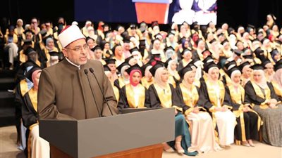 رئيس جامعة الأزهر يشهد حفل تخريج الدفعة الـ  50 لطب بنات الأزهر بالقاهرة