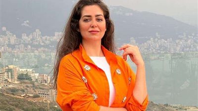 هبة مجدي تتألق بفستان مغمور بالأزهار