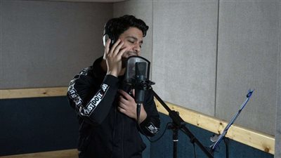 أحمد جمال يفاحى جمهوره بفيديو كواليس أغنيته الشهيرة 