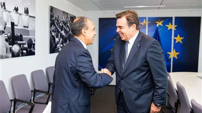 السفير المصري لدى الاتحاد الأوروبي يناقش ملفات التعاون مع الاتحاد الأوروبي بمجالات الهجرة والتنقل