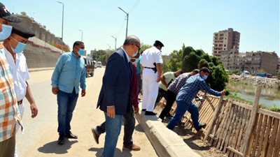 محافظ القليوبية يشن حملة لإزالة الإشغالات بمنطقة الكباري ببنها