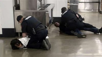 شاهد.. وحشية الشرطة الأمريكية أثناء قتلها رجلا من أصل أفريقي