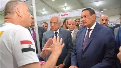 تخفيضات 30%.. وزير التنمية المحلية يفتتح معرض 
