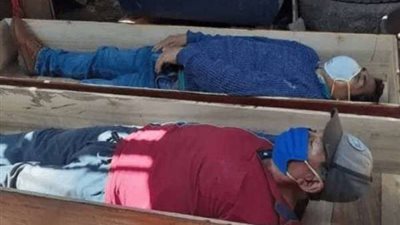 هل هي مزحة.. أشخاص يتظاهرون بالموت خوفا من الاعتقال بعد اختراق الحظر!