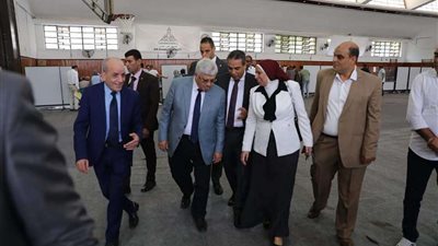 وزير التعليم العالى يتفقد مقر مكتب التنسيق بجامعة عين شمس