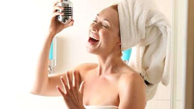 خبيرة طاقة توضح فوائد الغناء في الحمام.. فرحة وانبساط