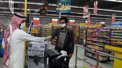 شاهد.. أول صور لفتح المحلات بالسعودية واستقبال المواطنين في ظل كورونا