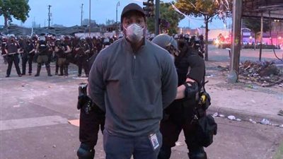 فيديو.. الشرطة الأمريكية تقبض على صحفي شبكة CNN