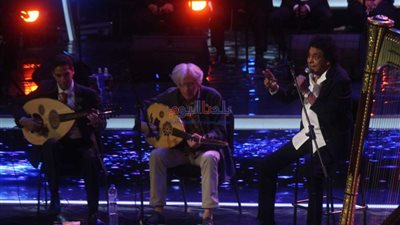 بالعكاز.. محمد منير يظهر جالسا بحفل 