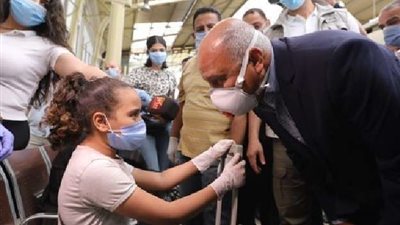 جولة تفقدية لوزير النقل بمحطتي مصر والشهداء للاطمئنان على انتظام حركة القطارات