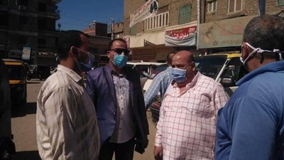 نائب رئيس كفر شكر يتابع الالتزام بقرارات ارتداء الكمامة بمواقف المدينة