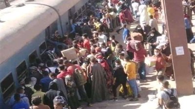 زحام شديد وبدون كمامات.. قطارات طهطا ممتلئة بالمواطنين رغم تعليمات الوزير