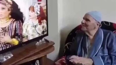 شاهد.. الجمهور يمدح نعيم عيسى أثناء مشاهدته مسرحية ريا وسكينة