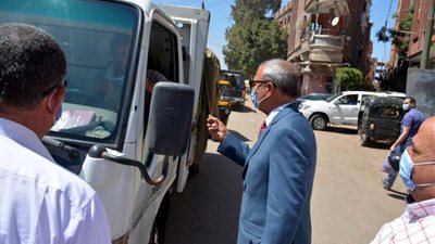 محافظ القليوبية يتفقد مواقف سيارات الأجرة للتأكد من ارتداء الكمامات