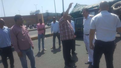 انقلاب تريلا محملة بالأسمنت أمام ميناء سفاجا