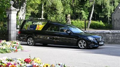 بالورود.. انتقال موكب جنازة الملكة إليزابيث الثانية بالمورال.. فيديو