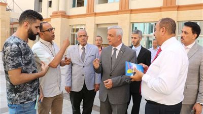 مبارك يتفقد تجهيزات جامعة المنوفية الأهلية