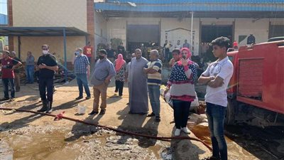 الدفع بـ7 سيارات إطفاء للسيطرة على حريق بمصنع كارتون بقها