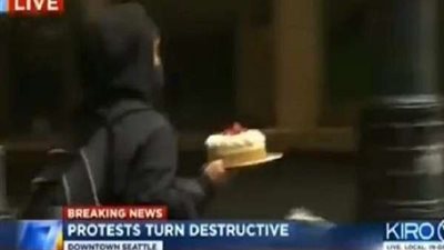 مشهد طريف.. متظاهرة تسرق تورتة خلال تظاهرات أمريكا