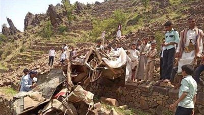 بالفيديو.. مركبة تسقط بشكل مروع من أعلى قمة جبل 