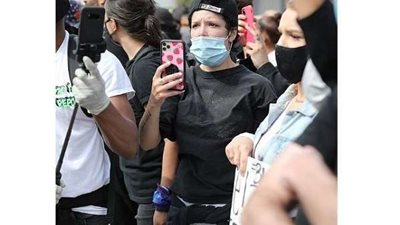 متظاهرون يستخدمون الحليب لإنقاذ طفلة أطلقت الشرطة عليها مواد حارقة بأمريكا