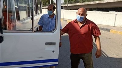 ضبط 71 سيارة سيرفيس لعدم ارتداء السائقين الكمامات بالجيزة  (صور)