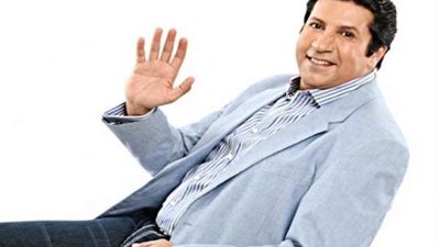 بعد إجراء عملية خطرة.. شاهد هاني رمزي يدعو لـ محمد هنيدي