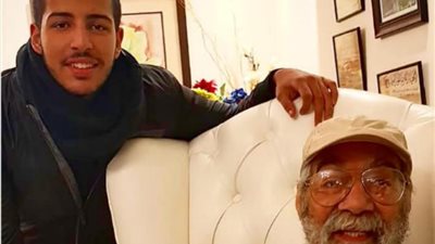 شاهد.. حفيد محمود ياسين يفاجئ متابعيه بصورة لجده