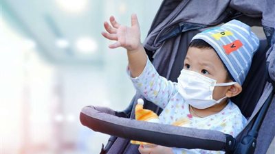 الأنصاري: لا ينصح بارتداء الكمامة للأطفال لسنوات معينة (فيديو)