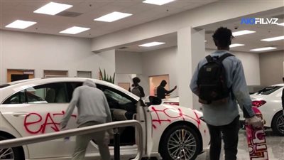 شاهد|| توكيل مرسيدس بأمريكا يحترق