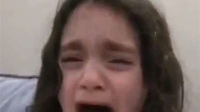 بالفيديو| طفلة تبكي لتوجه رسالة لـ محمد رمضان.. والأخير يرد: 